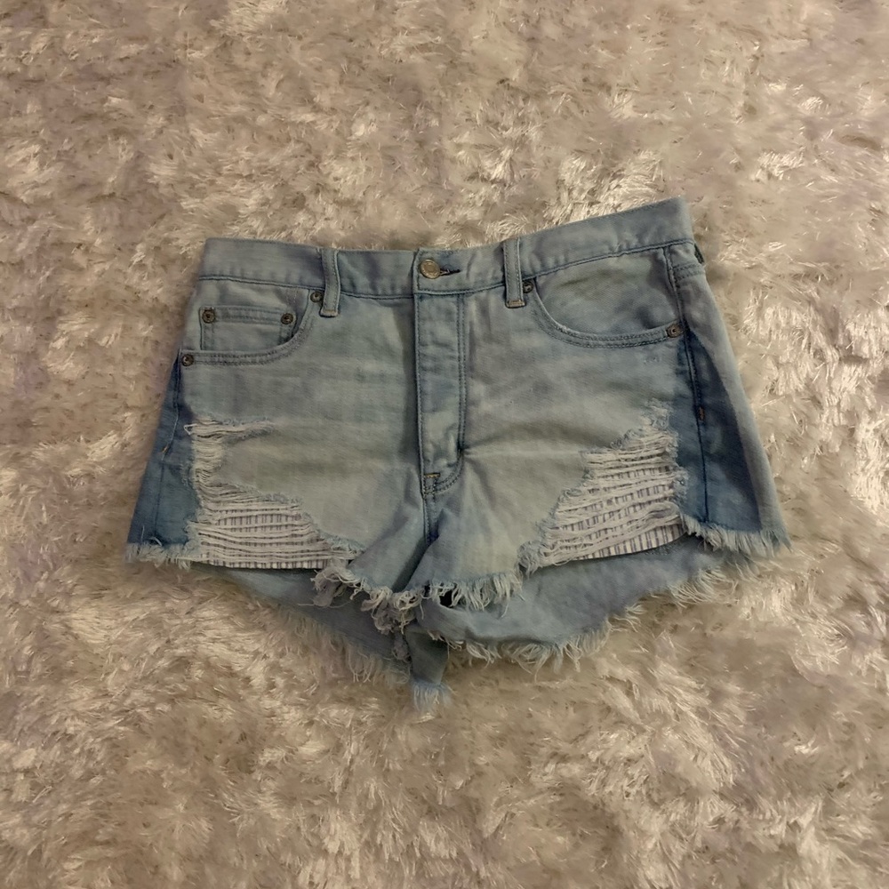 High wasted shorts with striped pockets